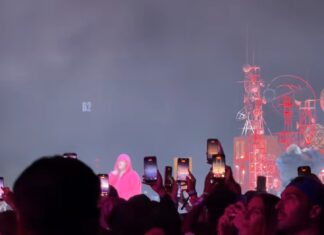 Justin Bieber fikk 100 millioner kroner for å «spole gjennom låter på en bærbar PC» på Coachella Justin Bieber