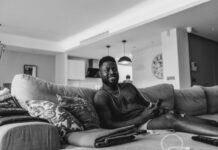 Når hjemmekvelden blir bedre med riktig type underholdning Mann i sofa