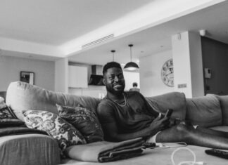 Når hjemmekvelden blir bedre med riktig type underholdning Mann i sofa