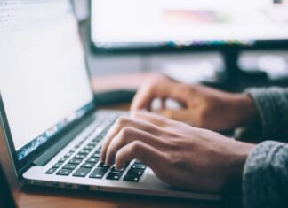 Underholdning på etterspørsel: Slik har «always-on»-kulturen endret hverdagen vår LapTop2